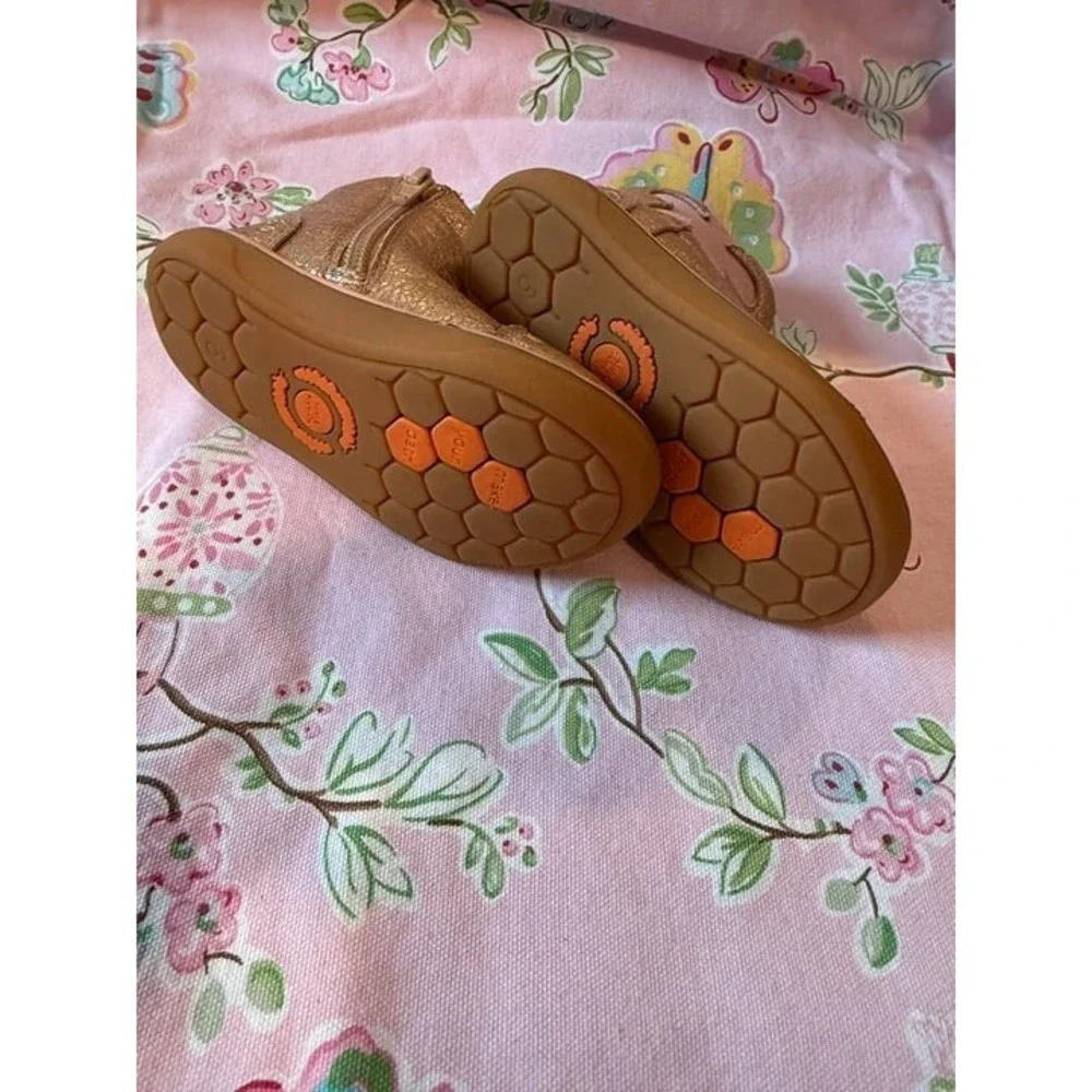 Livie & Luca Girls Gold Metallic Butterfly Ankle Boots Size 6M Play Condition